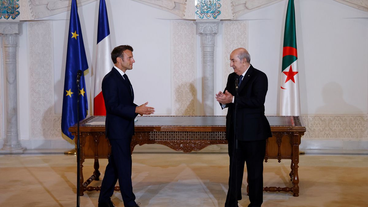 الرئيسان الجزائري عبد المجيد تبون والفرنسي إيمانويل ماكرون بعد التوقيع على اتفاقية الشراكة المتجددة 