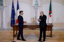 الرئيسان الجزائري عبد المجيد تبون والفرنسي إيمانويل ماكرون بعد التوقيع على اتفاقية الشراكة المتجددة