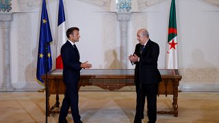 الرئيسان الجزائري عبد المجيد تبون والفرنسي إيمانويل ماكرون بعد التوقيع على اتفاقية الشراكة المتجددة 