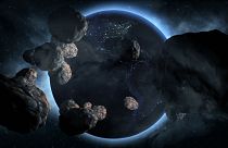 عکس تزیینی از زمین و سیارک‌هایی که به سمت زمین در حرکت هستند