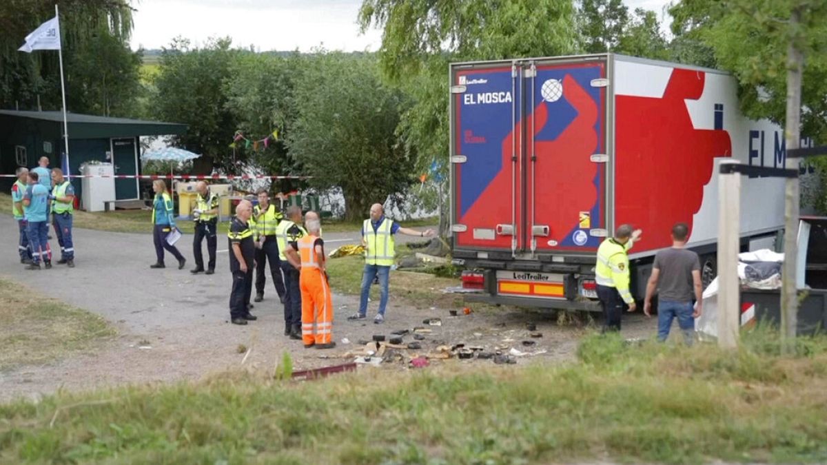 Полицейские и спасатели работают на месте трагедии. Нью-Бейерланд, Нидерланды. 27 августа 2022.
