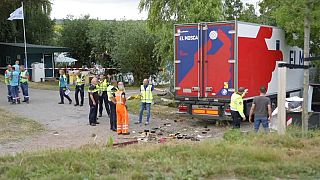 Bomberos y equipos de rescate trabajando en el lugar del accidente de carretera en Países Bajos en el que han fallecido al menos 6 personas