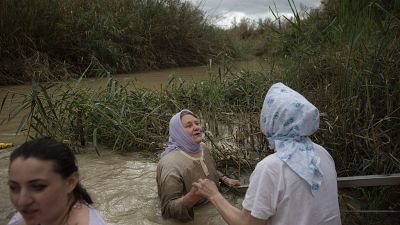 نساء مسيحيات في نهر حججن إلى نهر الأردن