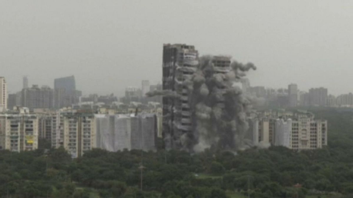 Il momento del crollo delle "Twin Towers" indiane. (Noida, 28.8.2022)