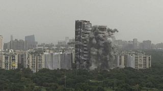Il momento del crollo delle "Twin Towers" indiane. (Noida, 28.8.2022)
