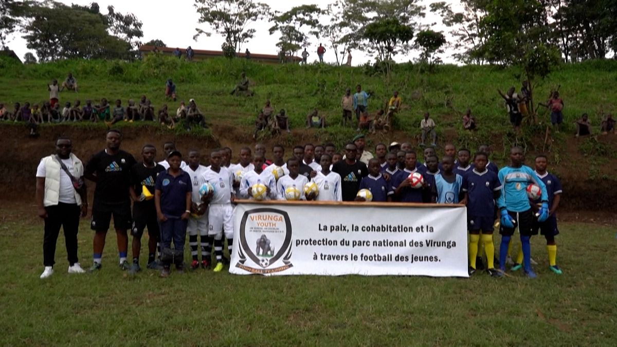 Los jóvenes futbolistas de la Academis de Fútbol de Virunga, en Rumangabo, Kibu del Norte