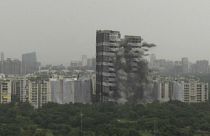 Demolición de dos torres en Nueva Delhi, India