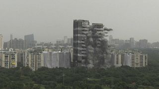 Demolición de dos torres en Nueva Delhi, India