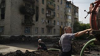 Un condominio colpito da un missile nella città di Sloviansk, Ucraina