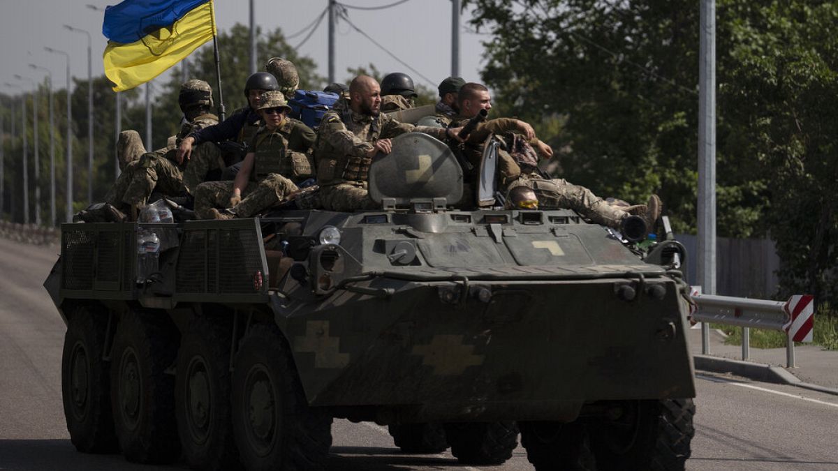 Soldados ucranianos em carro de combate