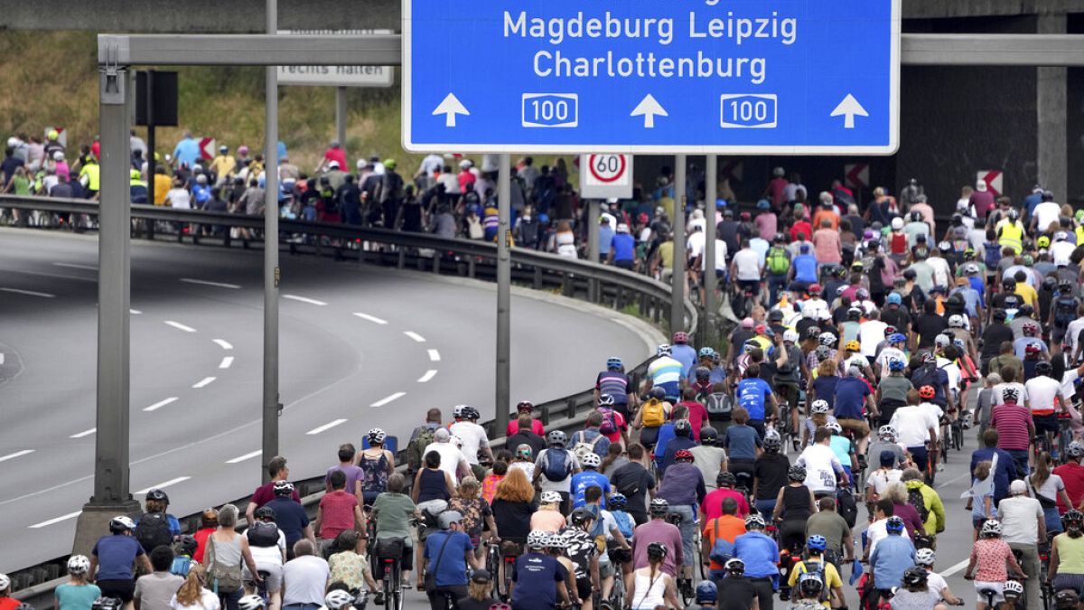 ARCHIV - Tausende von Radfahrern nehmen an der jährlichen Fahrradrallye auf der gesperrten Autobahn A100 teil und fordern mehr Platz für Radfahrer in Berlin, Deutschland, 12. Juni 2022.