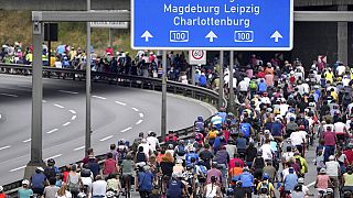 ARCHIVO - miles de ciclistas participan en la marcha ciclista anual en la autopista A100 cerrada, reclamando más espacio para los ciclistas en Berlín, Alemania, 12 de junio de 2022.