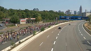 Тысячи велосипедистов проехали по автобанам из Франкфурта в Висбаден