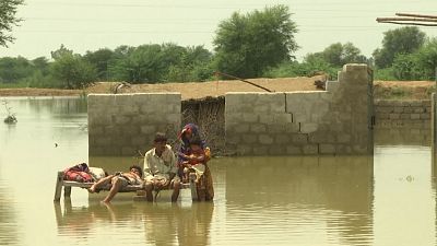 Des Pakistanais fuient la montée des eaux