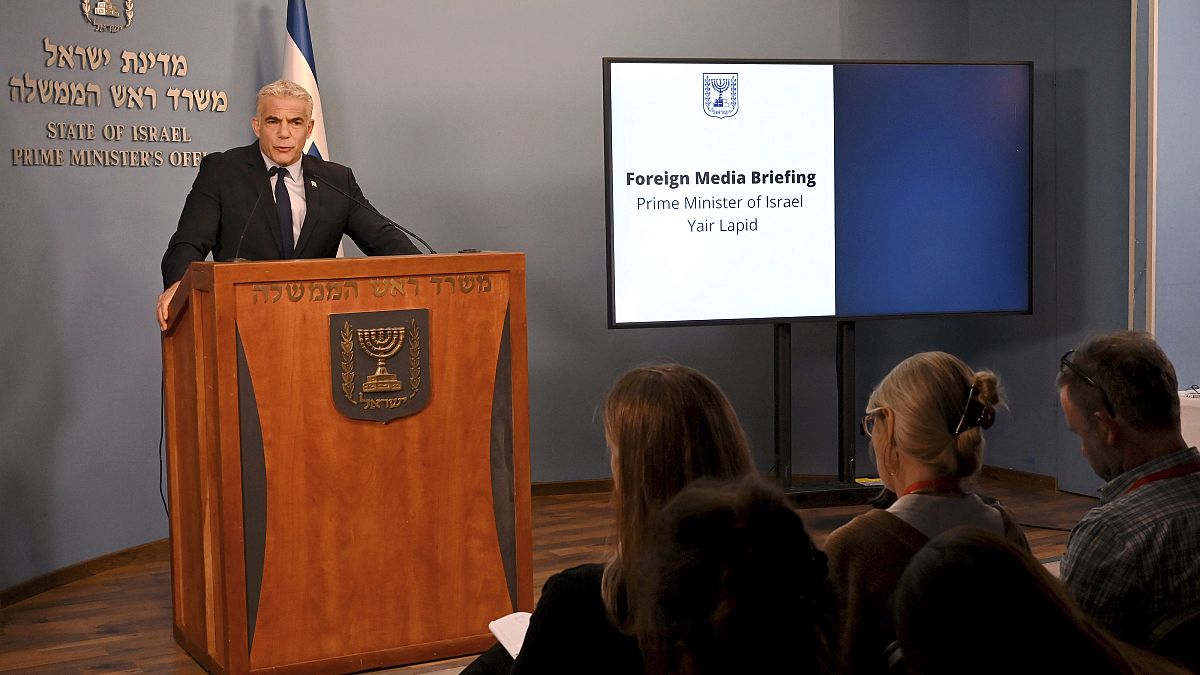 رئيس الوزراء الإسرائيلي يائير لابيد يتحدث عن إيران في مؤتمر للصحافة الأجنبية في مكتب رئيس الوزراء في القدس
