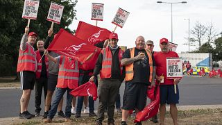 Miembros sindicales forman un piquete en una de las entradas del Puerto de Felixstowe en Suffolk, tras respaldar la acción industrial por 9-1 en una disputa sobre los salarios