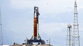 Il razzo lunare della NAas è pronto per il lancio previsto sul Pad 39B per la missione Artemis 1 in orbita attorno alla Luna al Kennedy Space Center, domenica 28