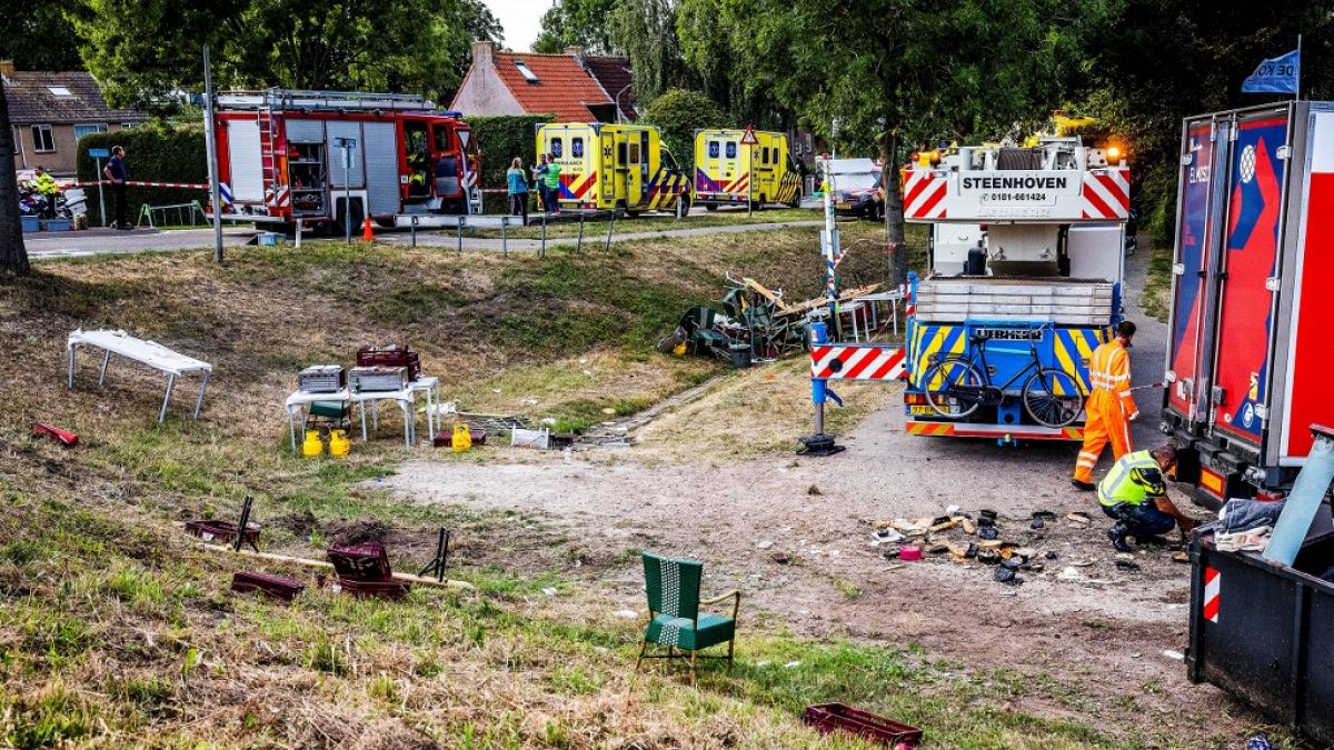 Mentőautók a baleset lezárt helyszínén Nieuw-Beijerlandban