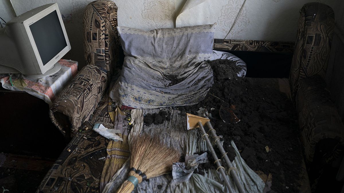 Il divano dove dorme Kostiantyn Daineko è visibile nell'appartamento della madre, danneggiato dopo un attacco russo a Slovyansk, Ucraina, domenica 28 agosto 2022