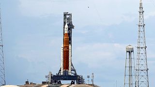  صاروخ القمر التابع لناسا قبل أقل من 24 ساعة من موعد إطلاقه لمهمة Artemis 1 للدوران حول القمر، مركز كينيدي للفضاء، فلوريدا، الولايات المتحدة، الأحد 28 أغسطس 2022  