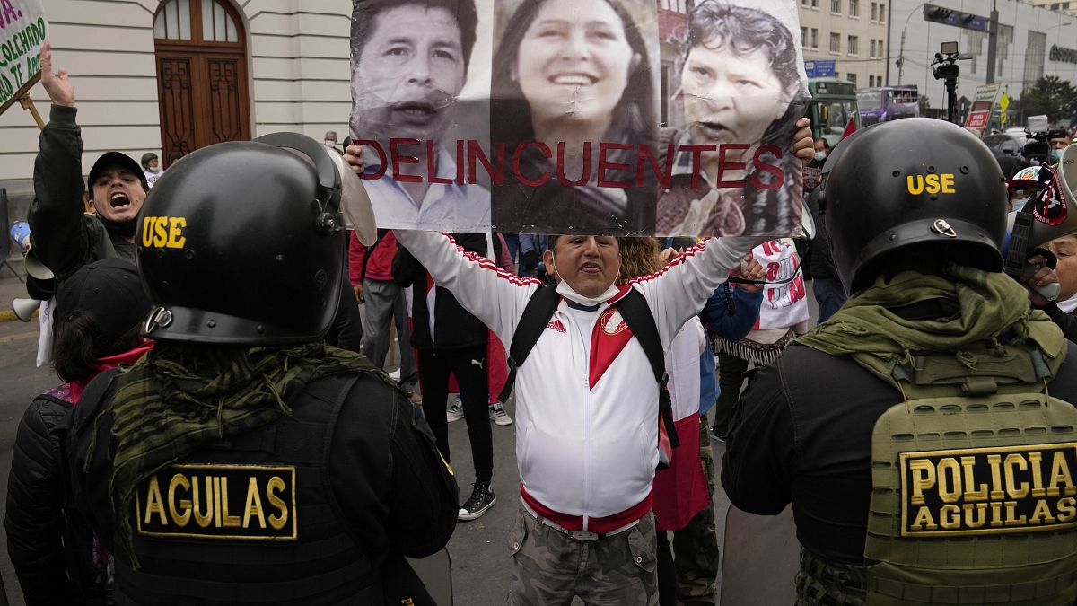 Detractores del presidente peruano manifestándose este domingo en Lima.