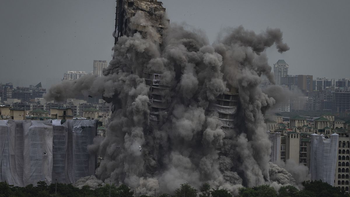 Hindistan'da kaçak olarak inşa edilen iki gökdelen 10 saniyeden kısa sürede yıkıldı