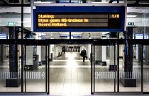 توقف حركة القطارات في محطة أمستردام المركزية في العاصمة الهولندية، جراء إضراب عمّال السكك الحديدية في البلاد، 29 أغسطس 2022.
