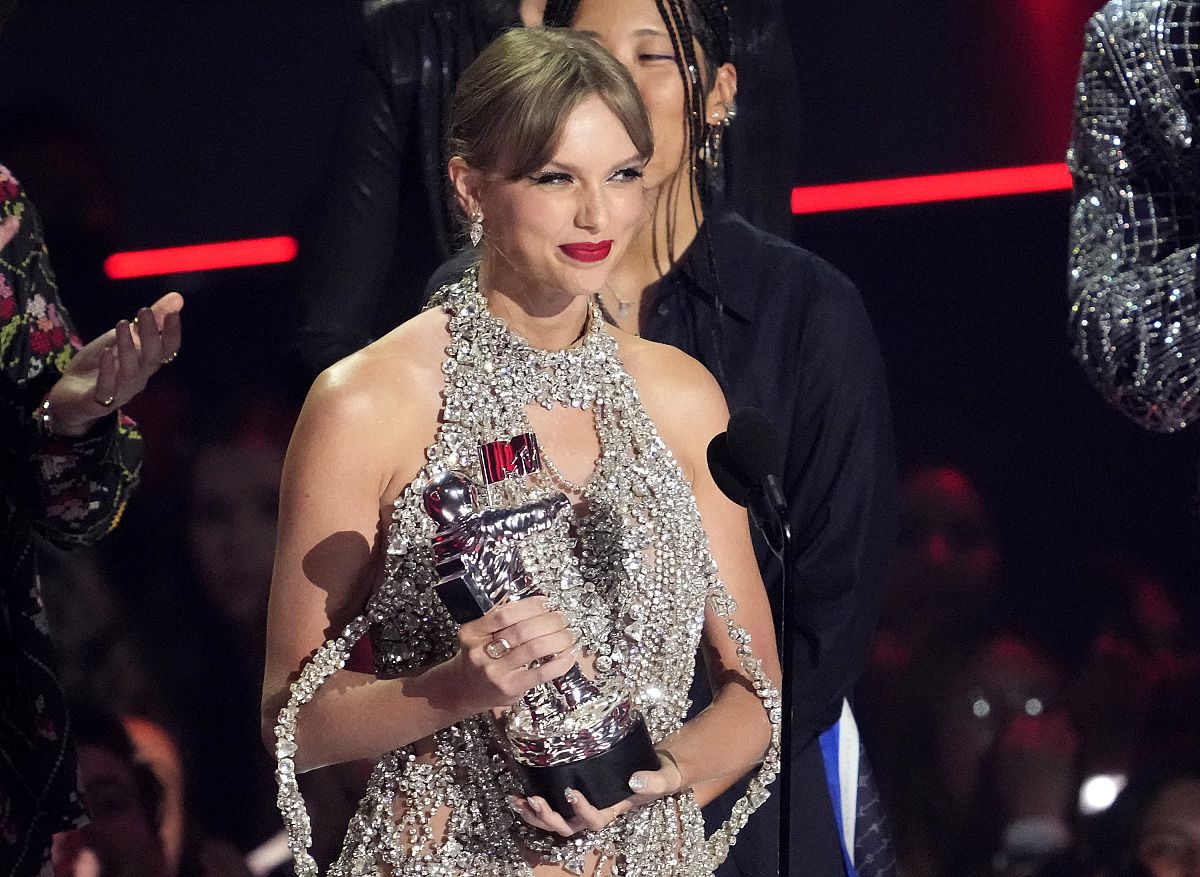 MTV Video Music Awards Taylor Swift win big, announces new album