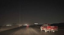 Une autoroute de Gizeh, dans l'agglomération du Caire, plongée dans le noir faute d'éclairage.