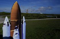 El nuevo cohete lunar de la NASA se ve en la plataforma de lanzamiento 39-B en el Centro Espacial Kennedy, el sábado 27 de agosto de 2022, en Cabo Cañaveral, Florida.