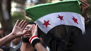 متظاهرون يلوحون بعلم الثورة السورية خلال مسيرة بعد صلاة الجمعة في الجامع الأزهر في القاهرة، مصر، في 28 ديسمبر / كانون الأول 2012
