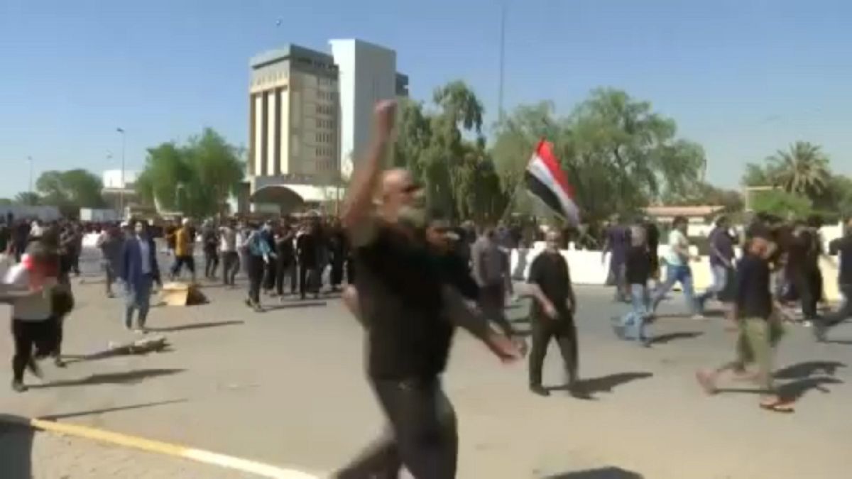 A síita hitszónok, Muktada Asz-Szadr több ezer követője megrohamozta az elnöki palotát Bagdadban (2022. augusztus 29.)