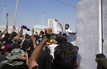 Simpatizantes del clérigo chií Muqtada al-Sadr intentan derribar las barreras de hormigón en el área de la Zona Verde de Bagdad, dónde se encuentra la sede del Gobierno.