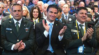 یوسی کوهن، رئیس پیشین سازمان اطلاعات و عملیات ویژه اسرائیل (نشسته در وسط)
