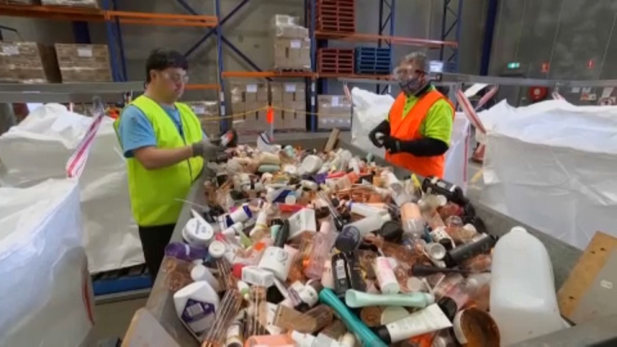 عمّال يقومون بعمليات فرز النفايات في أحد المكبّات بأستراليا، ليصار إلى إعادة تدويرها.