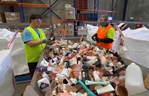 عمّال يقومون بعمليات فرز النفايات في أحد المكبّات بأستراليا، ليصار إلى إعادة تدويرها.