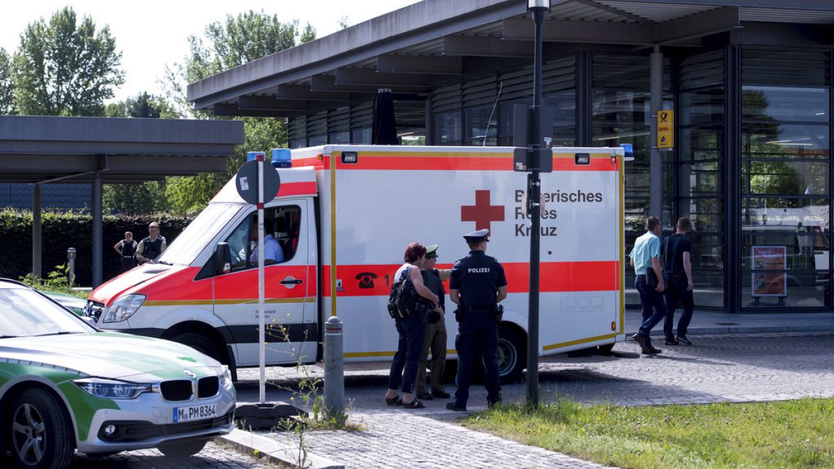 Kind aus Italien in München von Statue erschlagen - Rettungswagen (Symbolbild)