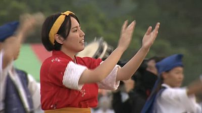 Девушка исполняет традиционный танец эйса на фестивале в городе Урума, Окинава