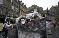 Túlcsordult szemetes Edinburgh-ban, ahol a közterület-fenntartók is sztrájkolnak