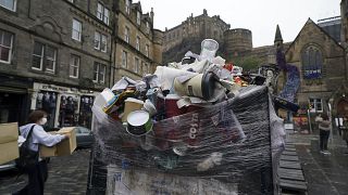 Túlcsordult szemetes Edinburgh-ban, ahol a közterület-fenntartók is sztrájkolnak