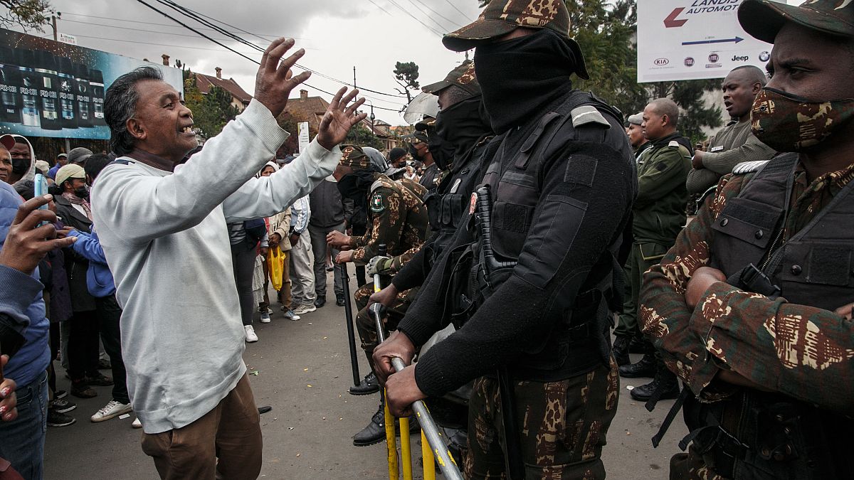 احتجاجات في وسط مدينة أنتاناناريفو، مدغشقر، في 23 يوليو 2022. 