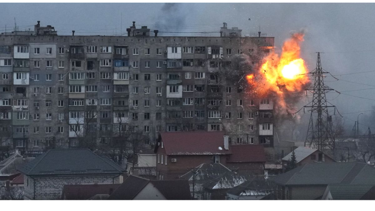 مبنى سكني تعرض للقصف في ماريوبول، أوكرانيا، 11 مارس 2022.