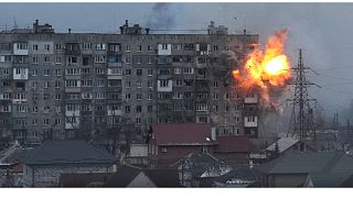 مبنى سكني تعرض للقصف في ماريوبول، أوكرانيا، 11 مارس 2022.