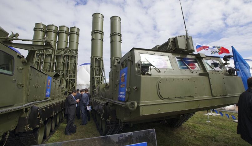 صورة أرشيفية لمنظومة الدفاع الجوي الروسي S-300 نُشرت بهدف حماية منشأة بحرية روسية في ميناء طرطوس، 27 آب 2013.