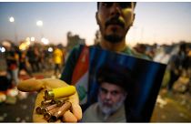 متظاهر من اتباع التيار الصدري يحمل رصاصات فارغة أطلقت عليهم داخل المنطقة الخضراء 29/08/2022