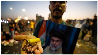 متظاهر من اتباع التيار الصدري يحمل رصاصات فارغة أطلقت عليهم داخل المنطقة الخضراء 29/08/2022