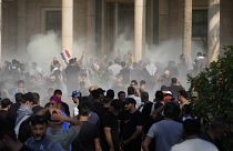 Les forces de sécurité tirent des gaz lacrymogènes sur les partisans du chef chiite Moqtada Al Sadr, devant le palais du gouvernement à Bagdad, le 29 août
