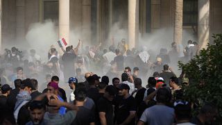 Muktada asz-Szadr hívei könnygázfelhőben a bagdadi kormányzati palota épületében