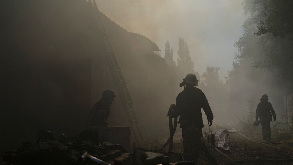 Bombeiros combatem um fogo em Sloviansk após um ataque russo