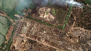 Esta imagen de satélite proporcionada por Maxar Technologies muestra los incendios de matorrales fuera de las instalaciones de la central nuclear de Zaporiyia